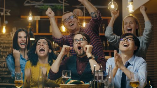 Begejstrede statister på sportsbar